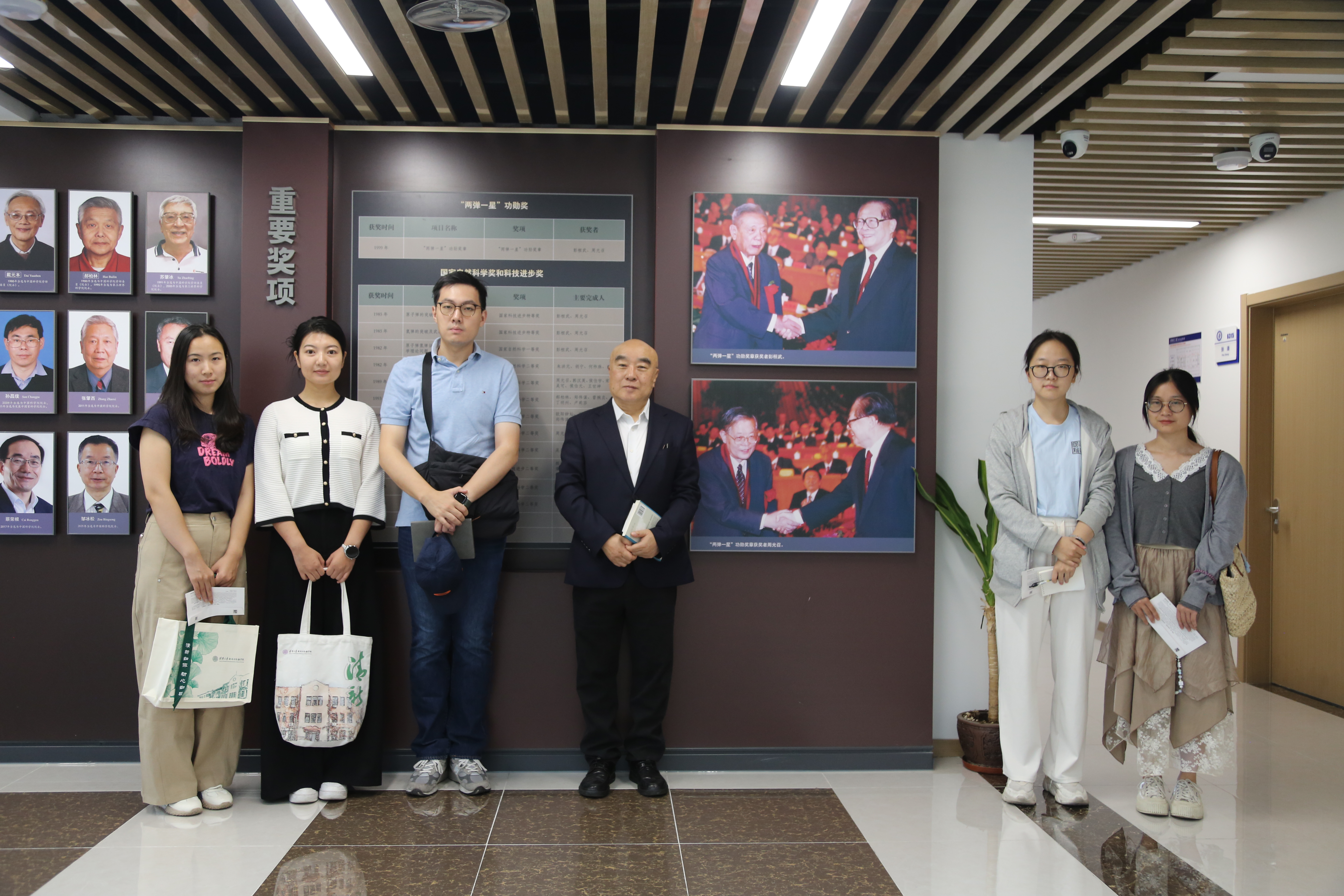 2025年9月30日清华大学新闻与传播学院李希光教授及其学生一行参观展室